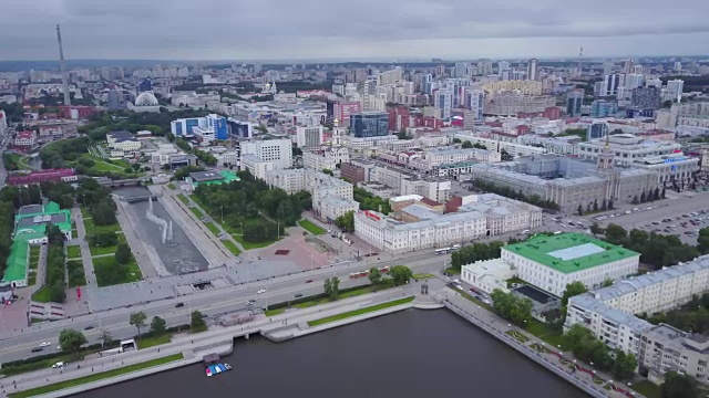 鸟瞰城市，现代建筑，城市河流。美丽城市鸟瞰图视频素材