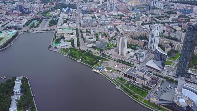 鸟瞰城市，现代建筑，城市河流。美丽城市鸟瞰图视频素材