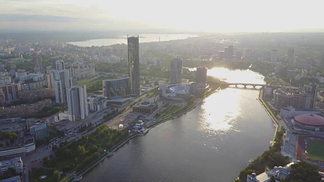 鸟瞰城市，现代建筑，城市河流。美丽的城市鸟瞰图。从上面俯瞰现代化的大城市中心视频素材