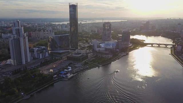 鸟瞰城市，现代建筑，城市河流。美丽的城市鸟瞰图。从上面俯瞰现代化的大城市中心视频素材