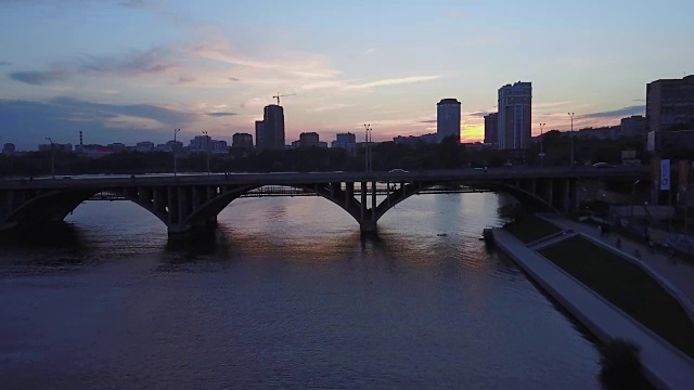 鸟瞰城市，现代建筑，城市河流。美丽的城市鸟瞰图。从上面俯瞰现代化的大城市中心视频素材