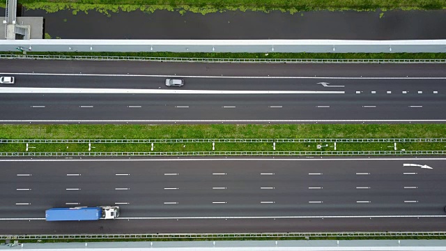 无人机从欧洲荷兰高速公路上空拍摄，汽车经过视频素材