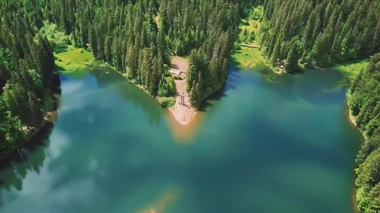 从空中飞过美丽的湖泊和山脉视频素材