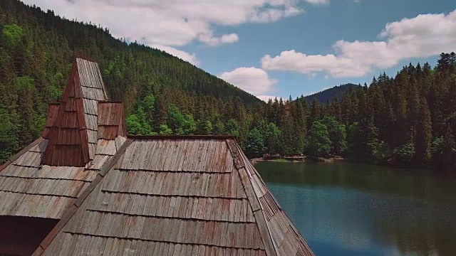 从空中飞过美丽的湖泊和山脉视频素材