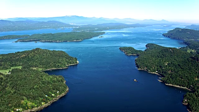 在一个阳光明媚的日子里，空中岛屿在撒利希海视频素材