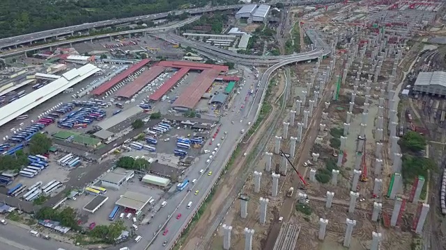 鸟瞰图曼谷市中心与高速公路交汇处，泰国。4K视频素材