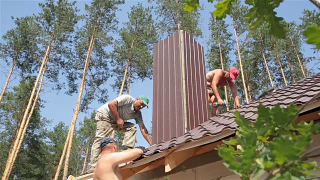 屋顶建筑住宅建筑屋顶的建造视频素材