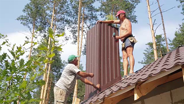 屋顶的构造。屋顶工人在屋顶上工作。视频素材