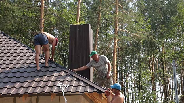 屋顶建筑住宅建筑屋顶的建造视频素材