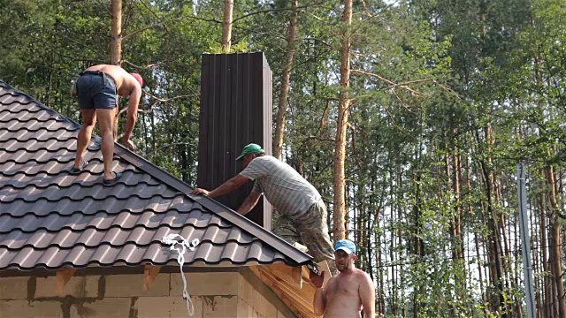 屋顶工人建造屋顶。视频素材