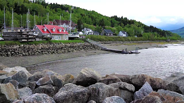 魁北克小镇L'Anse-Saint-Jean的滨河房屋，位于加拿大Saguenay峡湾旁视频下载