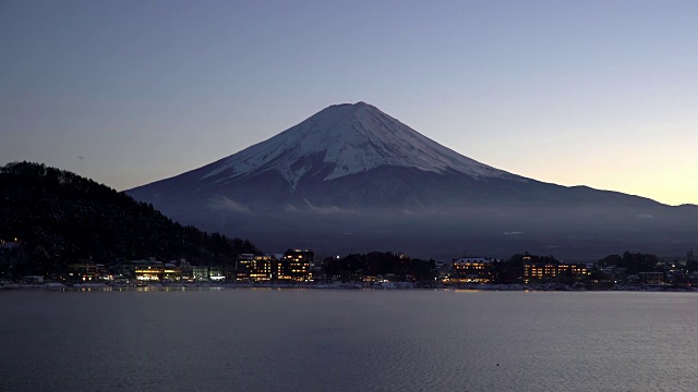 电影倾斜:富士山的日落在山ashi kawaguchiko湖视频素材