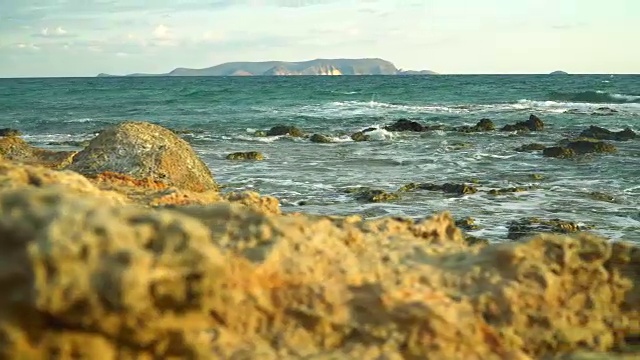 海，浪，浪花，岸。石头。视频下载