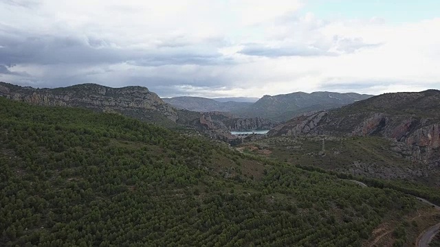 在暴风雨来临前飞过群山视频素材