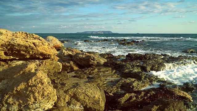 海，浪，浪花，岸。岩石海岸。视频下载