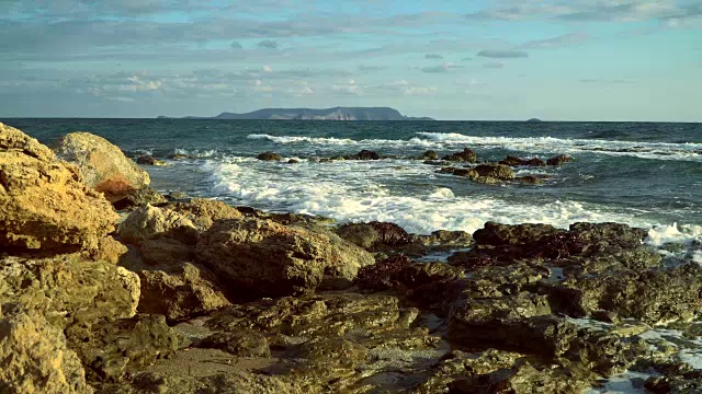 海，浪，浪花，岸。岛。视频素材