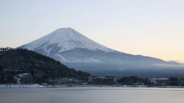 淘金:富士山山梨县川口湖的日落视频素材