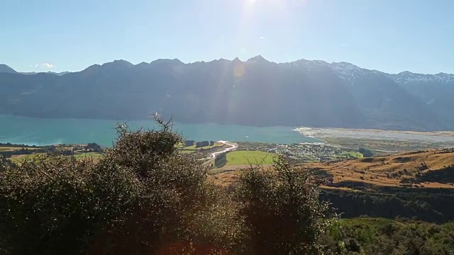 走出去欣赏山和湖的景色视频素材