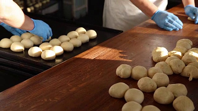 面包师烤馅饼视频素材