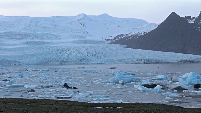 电影倾斜:Vatnajokull和Fjallsrlon冰川Jokulsarlon礁湖冰岛日出视频素材