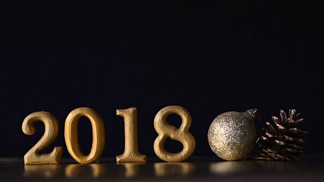 移动焦点在装饰黄金数字2018和圣诞球新年快乐和圣诞快乐2018背景概念视频素材