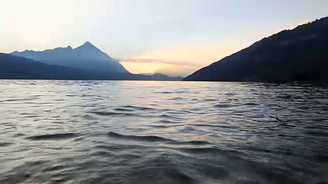 远处山脉的日出美景视频素材