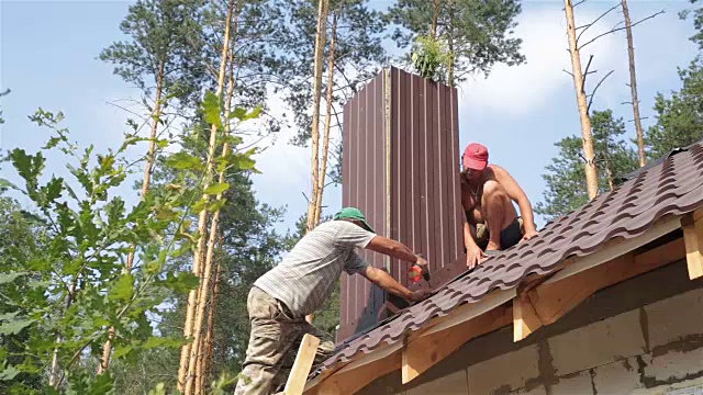 屋顶建筑住宅建筑屋顶的建造视频素材