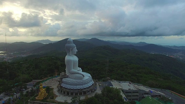 日落时分的普吉岛大佛全景。视频素材