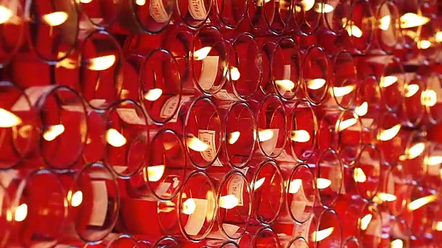 佛教寺庙里燃烧的红烛视频素材