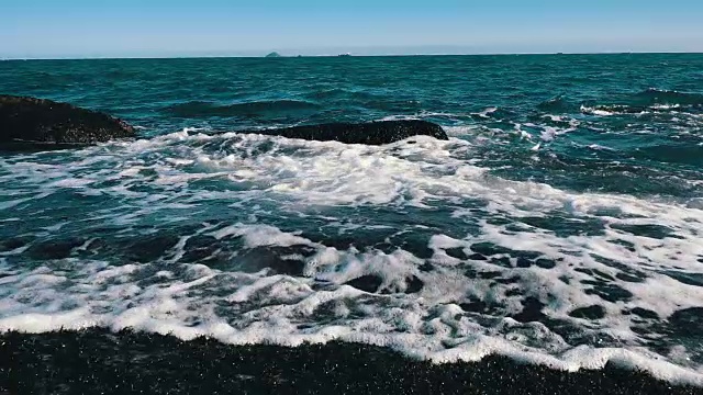 波浪破碎岩石视频素材