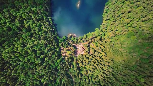 空中飞过美丽的山脉、森林和蓝色的湖泊。从鸟瞰的垂直视图视频素材