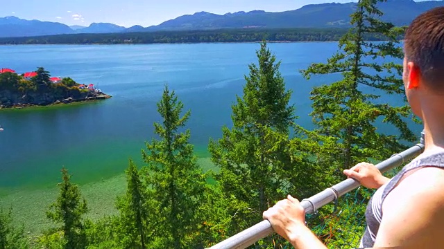 徒步旅行的观点，山顶岛屿海洋景观，人运动徒步旅行者视频素材