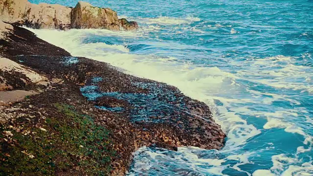 波浪破碎岩石视频素材