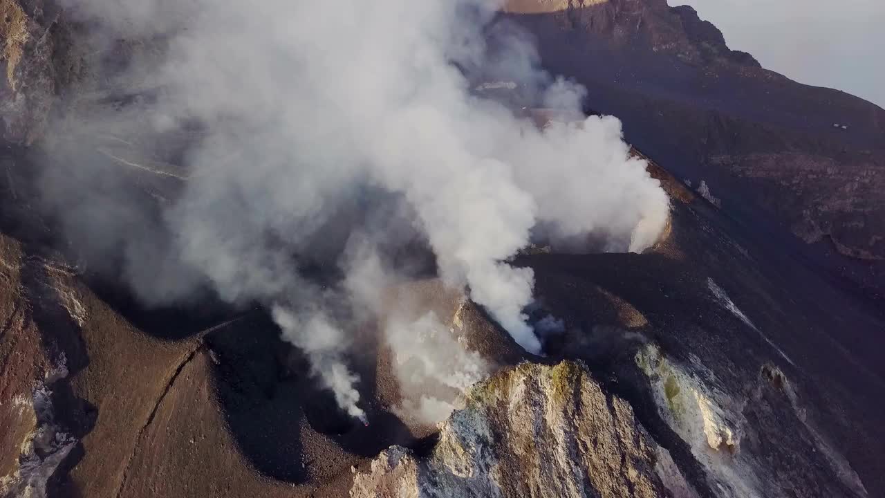 斯特龙博利火山爆发视频素材