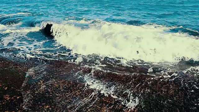 慢动作海浪撞击石头海滩视频素材