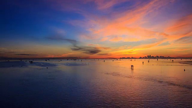 美丽的日出天空在海景和渔船航行4K时间流逝视频素材