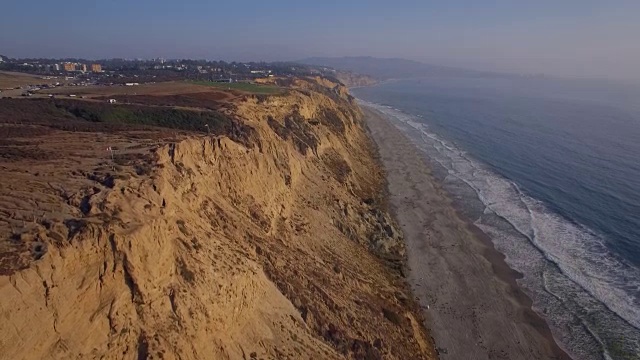 从空中俯瞰Torrey Pines悬崖，位于加州的拉霍亚/圣地亚哥视频素材