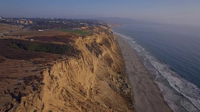 从空中俯瞰Torrey Pines悬崖，位于加州的拉霍亚/圣地亚哥视频素材