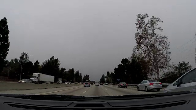 在高速公路上冒着雨开车视频素材