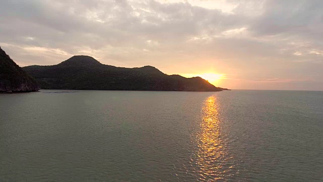 鸟瞰早晨的悬崖和大海，美丽的日落视频素材