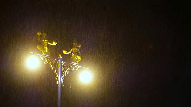 路灯在雨中装饰着半女人半天鹅的雕像视频素材