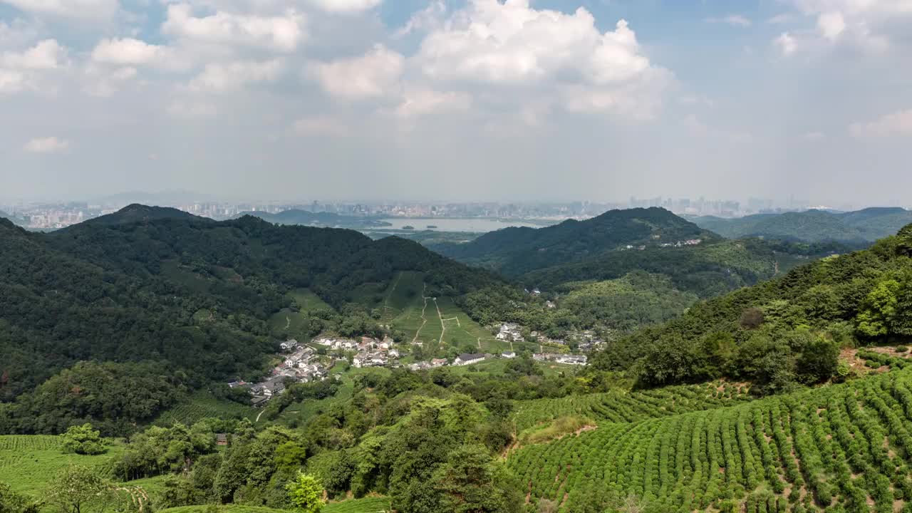 4K延时:被茶园包围的龙井村，中国杭州天际线视频下载