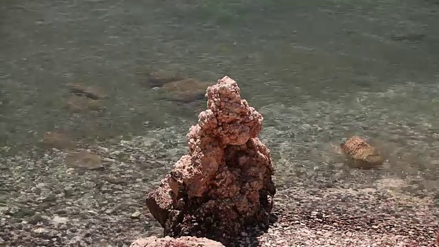 阿佛洛狄忒的池塘，岩石沙滩，高高的悬崖，蓝天和大海，海边有岩石，没有人视频素材