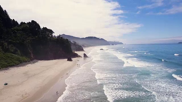 航拍的海滩与悬崖和海浪视频素材