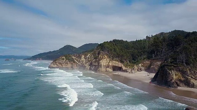 航拍的海滩与悬崖和海浪视频素材