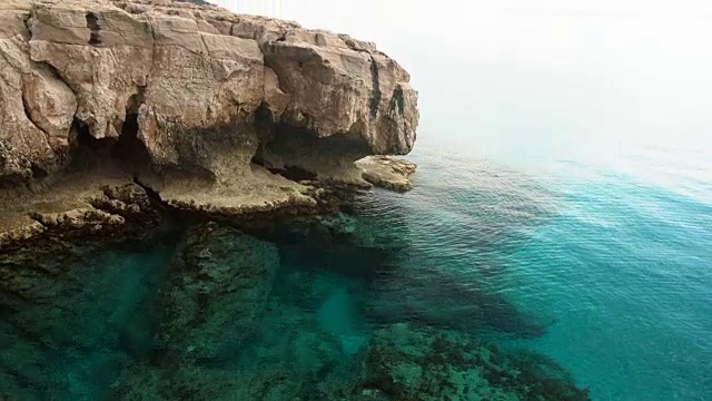 美丽的岩石和绿松石地中海全景，在地标格列科角塞浦路斯。海滨在夏天视频素材