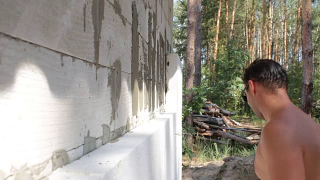 建筑工把建筑胶贴在墙上。视频素材