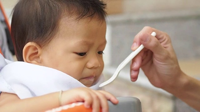 母亲在喂她的男婴视频素材