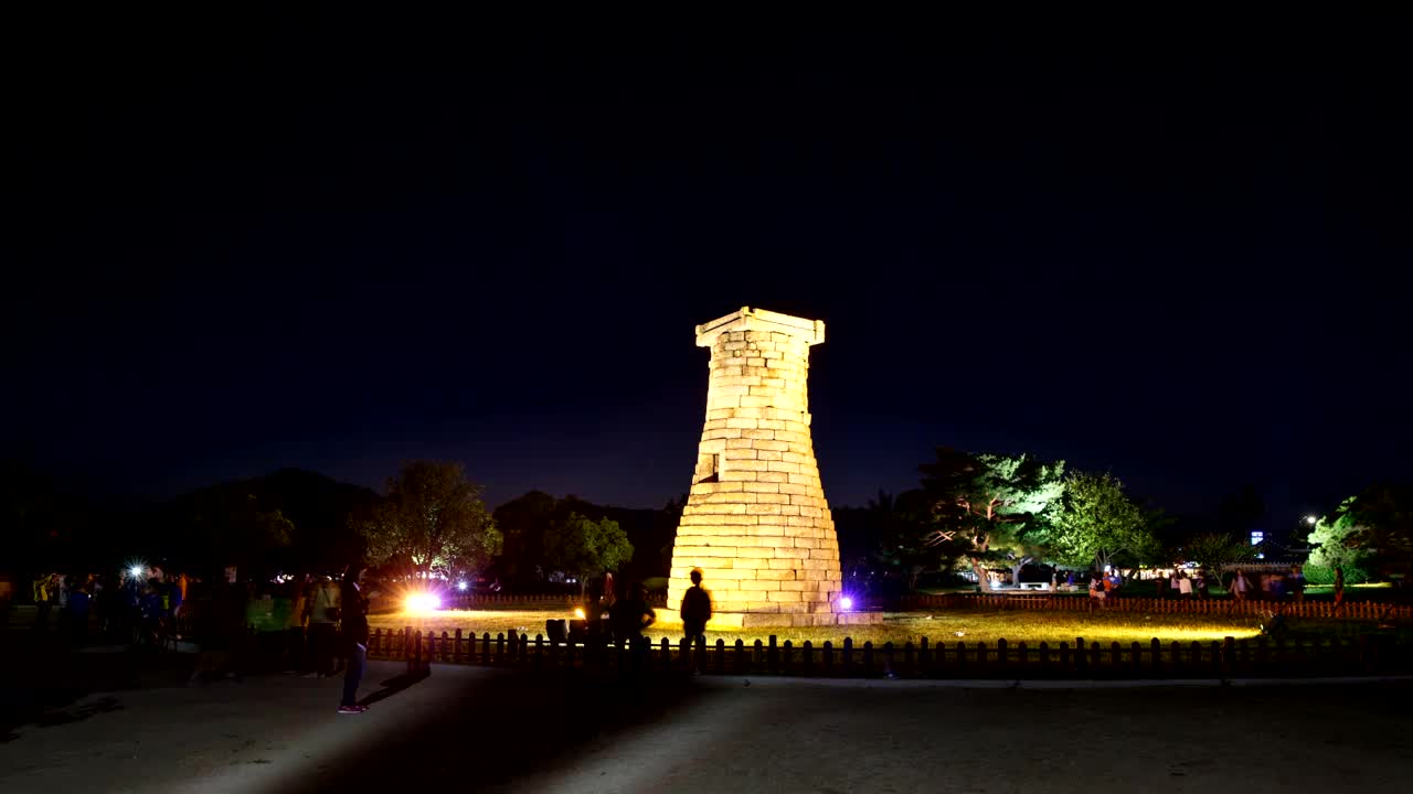 在夜间观赏“天圣台”(东亚现存最古老的观景台、第31国宝)视频素材