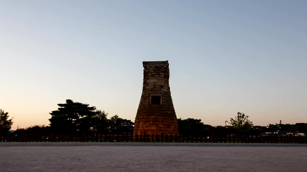 瞻星台(东亚现存最古老的观景台，第31号国宝)的白夜观视频素材